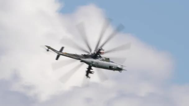 Militaire helikopter in de lucht in blauwe cludy lucht dichtbij zicht van onderen — Stockvideo