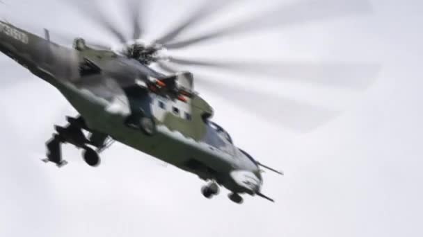 Primer Plano Ataque Mlitario Moderno Helicóptero Ruso Artillería Vuelo Mil — Vídeos de Stock