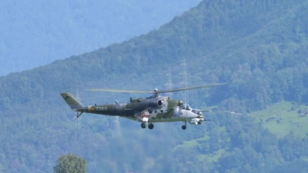 Боковий вид військового вертольота радянських ганшипів повільно рухається перед посадкою. — стокове відео