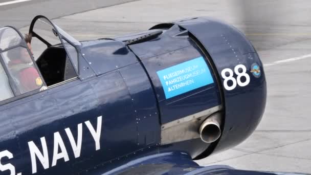Close view van een historisch propellervliegtuig met radiale motor taxiën — Stockvideo