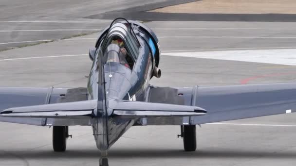 US Navy blue training aricraft close-up por trás enquanto taxiing — Vídeo de Stock