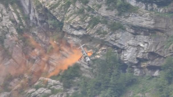 Helicóptero de ataque hace maniobras de combate cerca de hermoso fondo de montaña — Vídeos de Stock