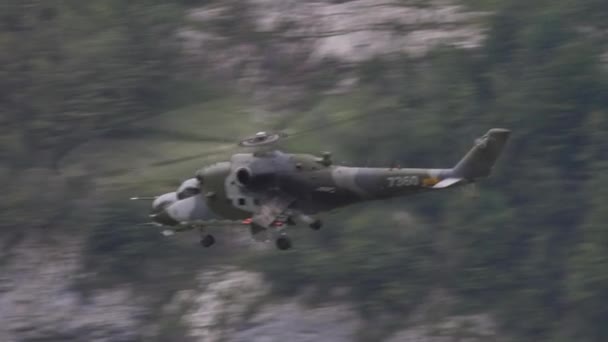 Közelkép Löveghajóról Helikopterről Ahogy Álcázva Repül Háttérerdővel Mil Hind Tervezte — Stock videók