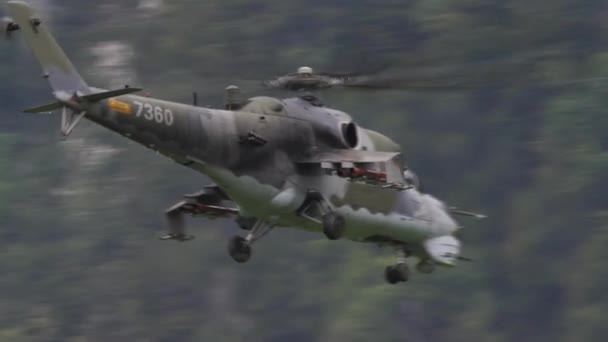 Grote militaire helikopter die vliegt door te draaien op zichzelf om te controleren op vijanden — Stockvideo