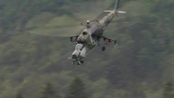 Боевой вертолет летает, вращаясь вокруг фиксированной точки с опущенным носом — стоковое видео