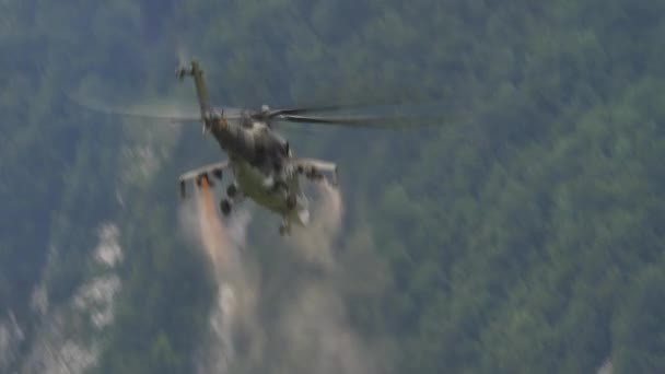 Aanval helikopter klimt verticaal draaiend op zichzelf rond een vast punt — Stockvideo
