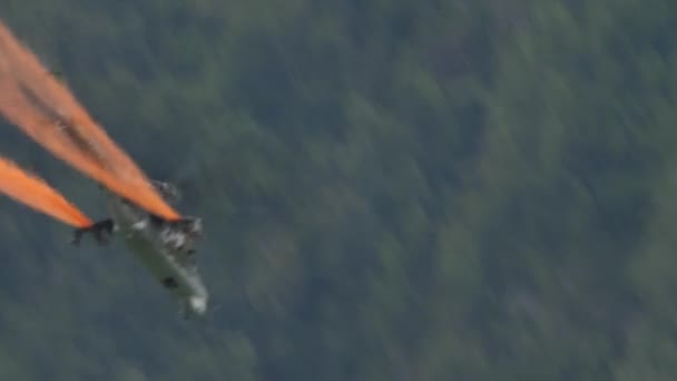 Primer plano desde abajo de un helicóptero militar volando bajo entre las montañas — Vídeos de Stock