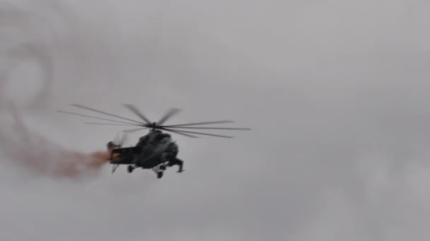 Militaire aanval en gevechtshelikopter landing met zichtbaar turbulent spoor — Stockvideo