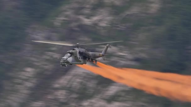 Saldırı helikopteri yeşil dağlar arasındaki vadide savaş manevraları yapıyor. — Stok video