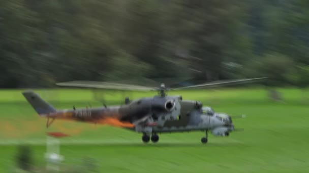 Ataque militar y helicóptero de combate aterriza en un prado y despega — Vídeo de stock