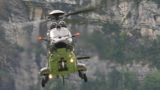 Vista frontal de un helicóptero de transporte militar moviéndose hacia los lados — Vídeo de stock