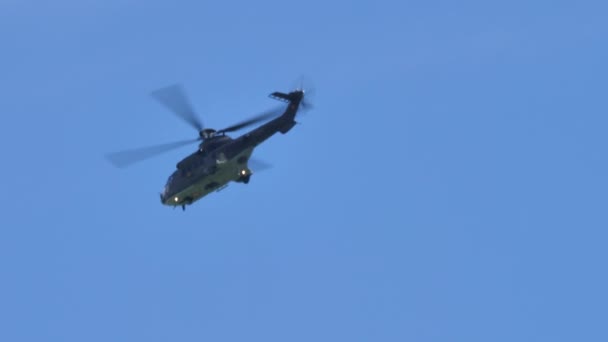 Un hélicoptère de transport militaire volant dans le ciel bleu pointe le nez vers le bas — Video