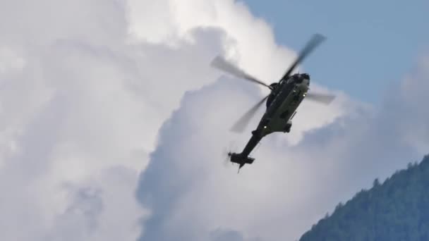 Militaire helikopter voert een bocht bij maximale prestaties en vlucht recht — Stockvideo