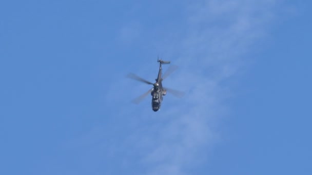 Wojskowy śmigłowiec unoszący się pionowo w zakręcie — Wideo stockowe