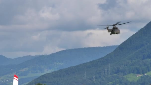 Helicóptero militar vuela a alta velocidad luego se eleva verticalmente y desciende — Vídeo de stock
