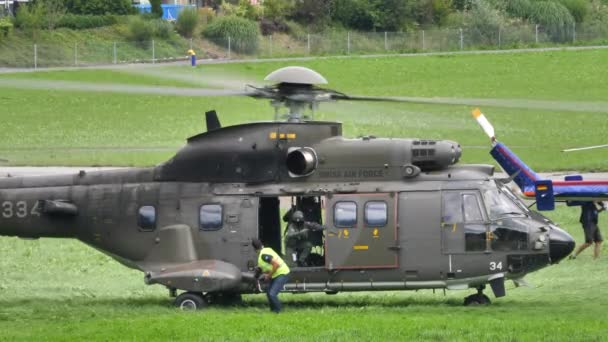 Vista laterale di un elicottero militare a terra con motore acceso — Video Stock