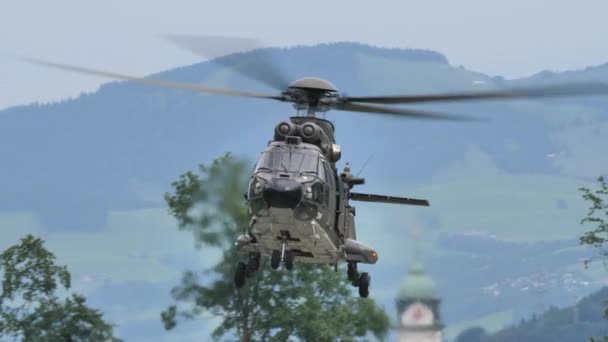 Helicóptero de transporte militar aterriza con la escotilla lateral abierta — Vídeos de Stock