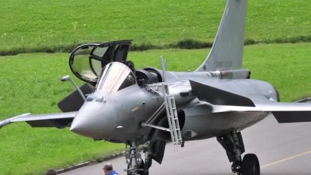 Avião de caça com cockpit aberto puxado na pista por um trator — Vídeo de Stock