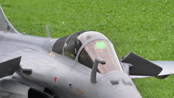 Närbild av cockpit av moderna militära stridsflygplan parkerad med pilot inuti — Stockvideo