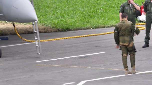 Pilote militaire fait les manœuvres acrobatiques d'affichage de vol et il semble danser — Video