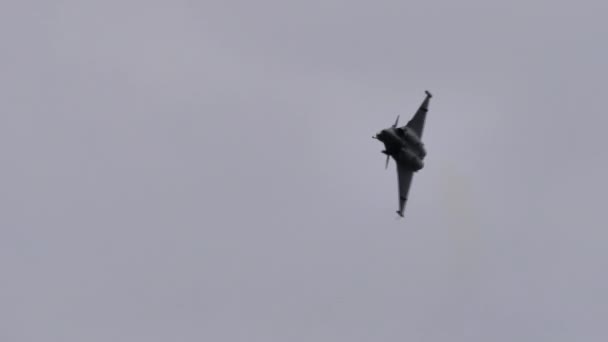 Dassault Rafale dell'Aeronautica Militare Francese in volo con postbruciatori pieni — Video Stock