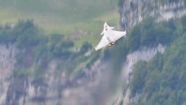Jato militar realiza manobras de alta velocidade de baixa altitude perto das montanhas — Vídeo de Stock
