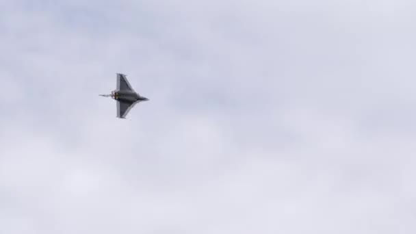 Fantastiska militära stridsflygplan utför en serie rullar i en bergsdal — Stockvideo