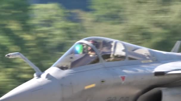 Primo piano del pilota di un jet da combattimento militare in rullaggio sulla pista — Video Stock