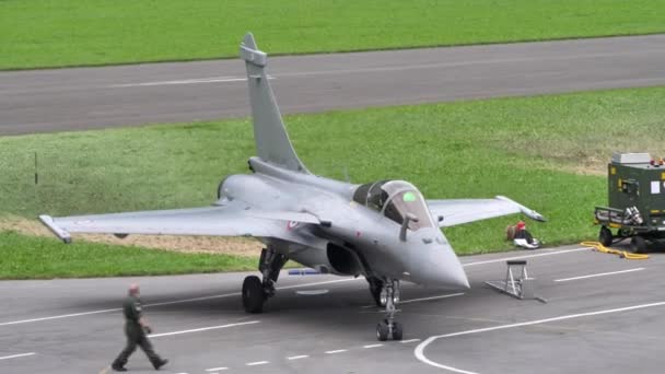 Aeronaves de combate partem de estacionado e táxi para a pista para decolagem — Vídeo de Stock