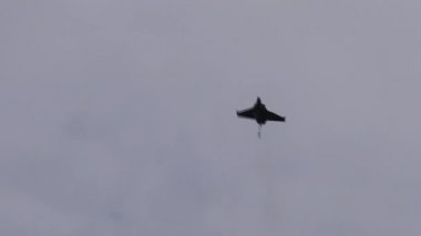 Uçuşta delta kanatlı ve canard yüzgeçli modern savaş uçağının yakın görüntüsü