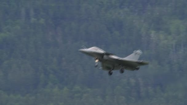 Fighter jet låg hastighet flygning med landningsställ dras ut i en bergsdal — Stockvideo