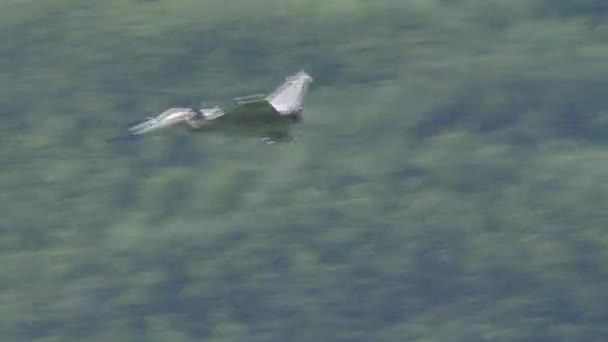 Avions de combat en vol à grande vitesse très près des montagnes — Video