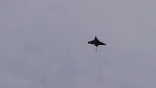 Közelkép a modern vadászgép delta szárny és canard uszonyok repülés közben — Stock videók