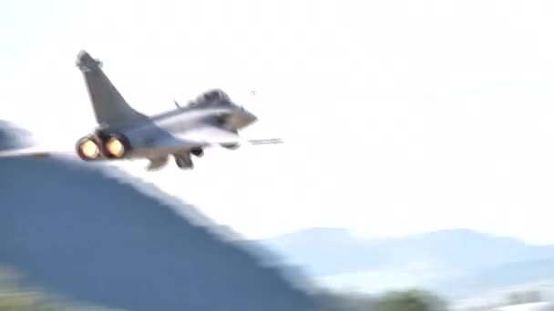 Pandangan dekat dari pesawat tempur lepas landas dengan afterburner dengan kekuatan penuh — Stok Video