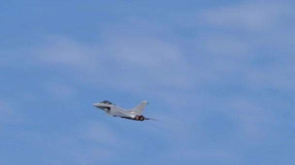 Jet fighter flygplan flyger i den vackra blå himlen med vita moln — Stockvideo