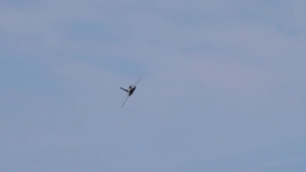 Avião de caça a jato com asa delta e barbatanas de canard voando em um dia ensolarado — Vídeo de Stock