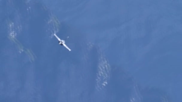 Avion de chasse à réaction effectue des manœuvres de combat de haute performance dans une vallée de montagne — Video