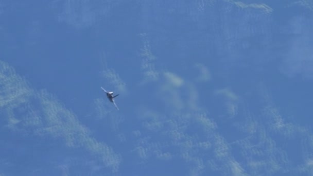 Samolot Dassault Rafale Francuskich Sił Powietrznych wznosi się pionowo do błękitnego nieba — Wideo stockowe