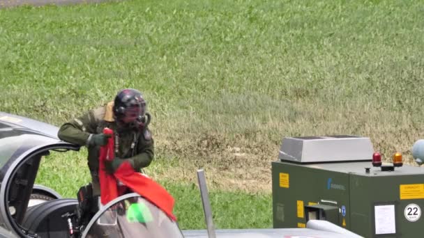 Švýcarská vlajka vlněná pilotem stíhacího letadla stojícího v kokpitu — Stock video