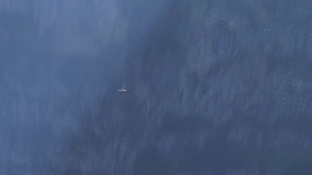 Pesawat tempur Angkatan Udara Perancis Dassault Rafale dalam penerbangan dekat dengan pegunungan — Stok Video