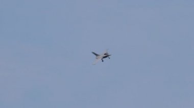 İniş takımları açık Rafale jet uçağını uçuruyor.