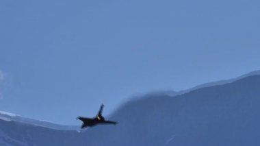 Delta kanatlı ve canard yüzgeçli savaş uçağı dağa çok yakın tırmanır.