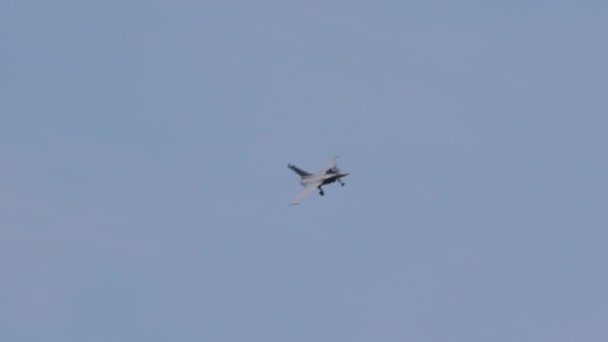 Aereo a reazione Dassault Rafale in volo con il carrello di atterraggio fuori esegue un rotolo — Video Stock