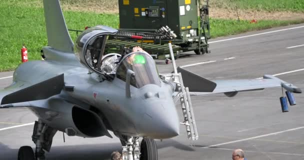 Pilote d'un jet militaire dans le cockpit. Vue rapprochée. — Video