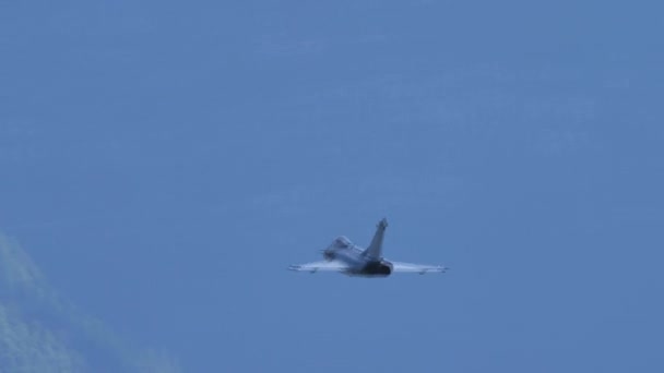 Samolot bojowy wspina się z dużą prędkością bardzo blisko góry. — Wideo stockowe