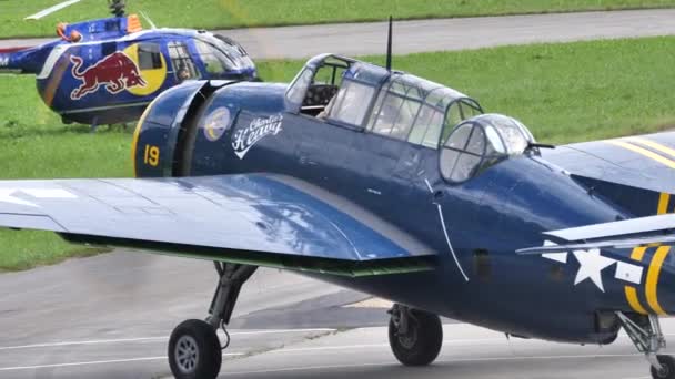 Grumman TBF Avenger torpedo bomber of US Navy of the Second Worlds War taxiing — Stock Video