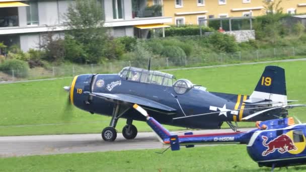 Grumman TBF Avenger torped bombare av amerikanska flottan av andra världskriget taxning — Stockvideo