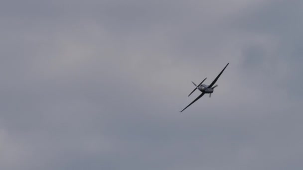 Hélice avião de caça em voo em um céu nublado mau tempo — Vídeo de Stock