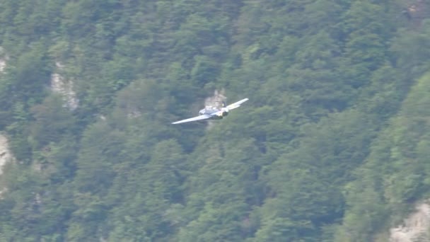 Propeller-Militärflugzeug aus dem Zweiten Weltkrieg im Flug in der Nähe grüner Berge — Stockvideo