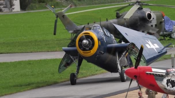 Frontal close up de aviões de caça militares antigos taxiing com asas dobradas — Vídeo de Stock